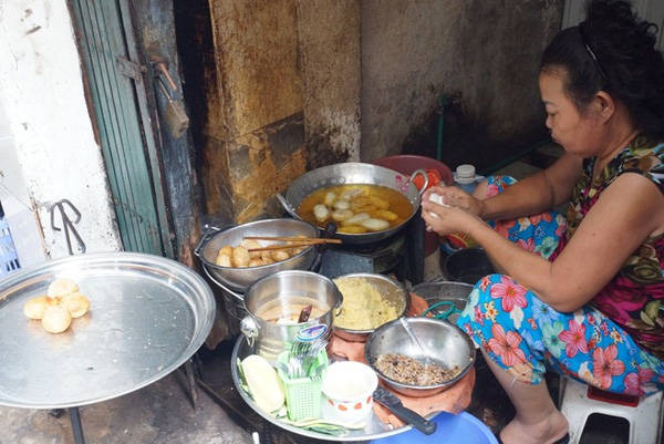 Bánh rán mặn Hà Nội tại ngõ chợ Đồng Xuân giá rẻ