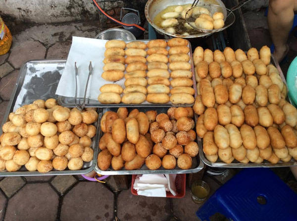 Không gian hàng bánh rán mặn Hà Nội Nhà Chung