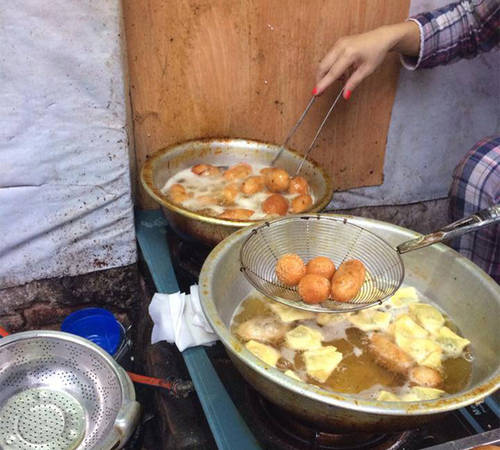 Cách ăn bánh rán mặn Hà Nội Nhà Chung với nước sốt ớt