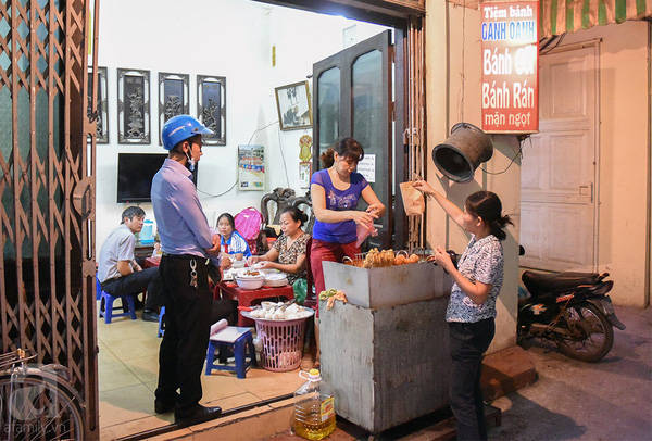 Bánh rán mặn Hà Nội Oanh Oanh trong ngõ Đê La Thành