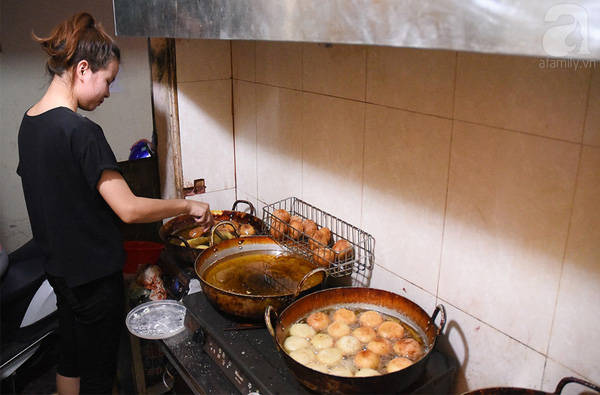 Không gian quán bánh rán mặn Hà Nội Oanh Oanh