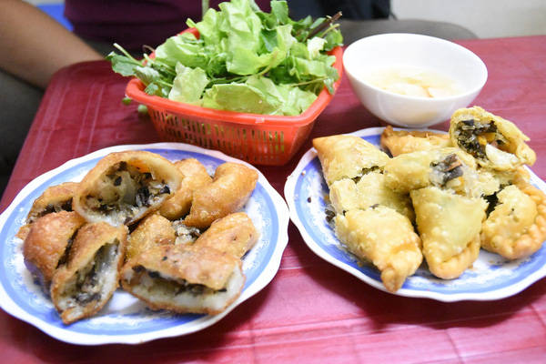 Bánh gối ngon kèm bánh rán mặn Hà Nội Oanh Oanh