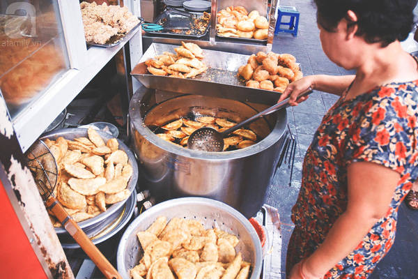 Không gian quán bánh rán mặn Hà Nội Lý Quốc Sư