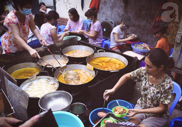 Chiếc bánh ở đây phải qua 4, 5 lần chuyển chảo mới hoàn thành.