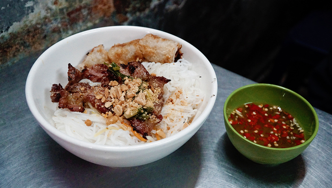 Bún thịt nướng Nguyễn Huệ Sài Gòn nước mắm