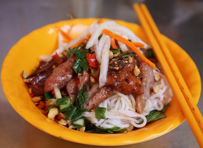 Bún thịt nướng chợ Bàn Cờ Sài Gòn nướng tại chỗ