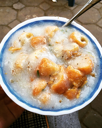 Khu Bách Khoa  Cháo sườn ở khu Bách Khoa, phía trước bưu điện trên đường Tạ Quang Bửu nổi tiếng với giá "không thể nào rẻ hơn". Với 7.000 đồng, bạn đã có thể thưởng thức một tô cháo nóng hổi đầy đủ quẩy, ruốc. Hương vị ở đây được đánh giá chỉ ở mức khá nhưng có lẽ vì giá cả bình dân mà quán lúc nào cũng đông khách, nhộn nhịp nhất từ khoảng 16h. Ảnh: Hà Trang.