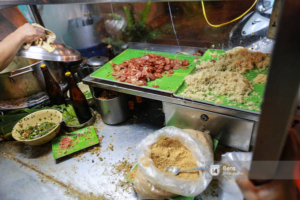 Xôi mặn truyền thống với đầy đủ topping