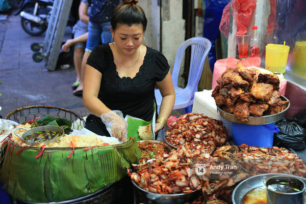 Hàng xôi chợ Bà Chiểu với thịt đầy đặn