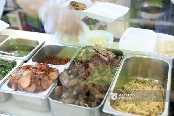 Các món xôi gà và xá xíu tại tiệm Bùi Thị Xuân