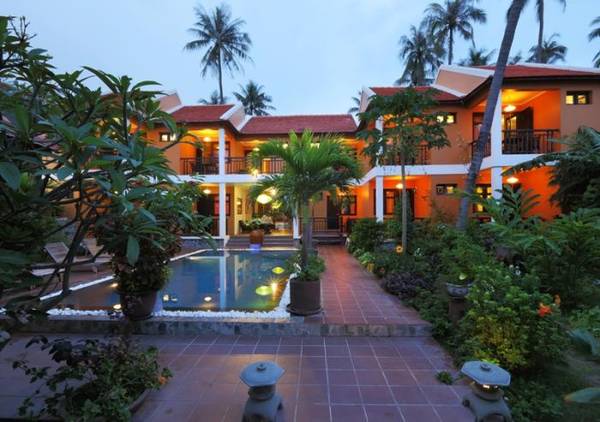 Khách sạn Zenora Beach and Resort lãng mạn khi về chiều.