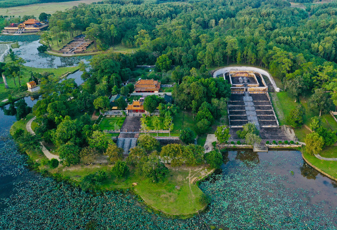 Lăng Gia Long hay Thiên Thọ Lăng, tọa lạc tại xã Hương Thọ (thị xã Hương Trà), là lăng mộ của Gia Long hoàng đế (1762-1820), vị vua sáng lập nên triều Nguyễn. Lăng được xây dựng từ năm 1814 và đến năm 1820 mới hoàn tất.  Quần thể lăng vua Gia Long được cho có vị trí phong thủy đẹp nhất trong những lăng vua triều Nguyễn. Sử cũ cho hay, thầy địa lý Lê Duy Thanh (con trai nhà bác học Lê Quý Đôn) là người tìm được thế đất này, nơi mà theo ông "đã tập trung được mọi ảnh hưởng tốt lành tỏa ra từ nhiều núi đồi bao quanh".