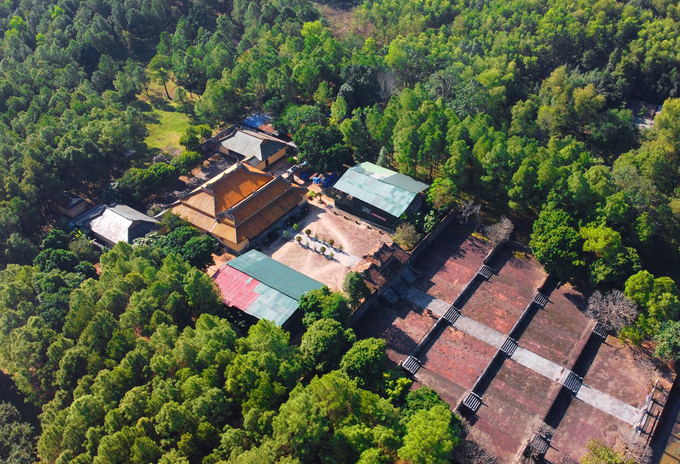 So với hai lăng Gia Long và Minh Mạng, lăng vua Thiệu Trị gần Kinh thành hơn, là sự dung hòa hai mô thức kiến trúc của hai lăng vua tiền nhiệm bằng cách thiết kế thành hai trục: trục lăng nằm bên phải và trục tẩm - khu vực điện thờ nằm bên trái.
