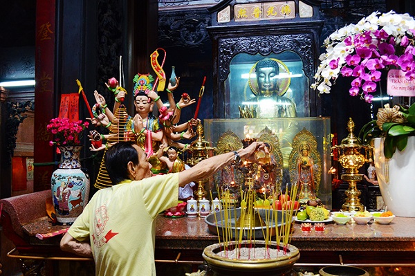 Chùa Phước Hải Ngôi chùa trở thành điểm tham quan hút khách Tây từ sau chuyến thăm của cựu Tổng thống Mỹ Obama hồi tháng 5/2016. Chùa được công nhận là di sản kiến trúc nghệ thuật cấp Quốc gia vào năm 1994. Nơi đây nổi tiếng cho việc cầu công ăn việc làm thuận lợi, bình an, sức khỏe và đặc biệt nhiều người cũng tìm đến đây để cầu tự. Chùa được xây dựng từ năm 1892 đến năm 1900 trên diện tích hơn 2000 mét vuông. Bên ngoài có khuôn viên khá rộng rãi và thoáng đãng, bên trong có 2 hồ nước thả rùa và cá.