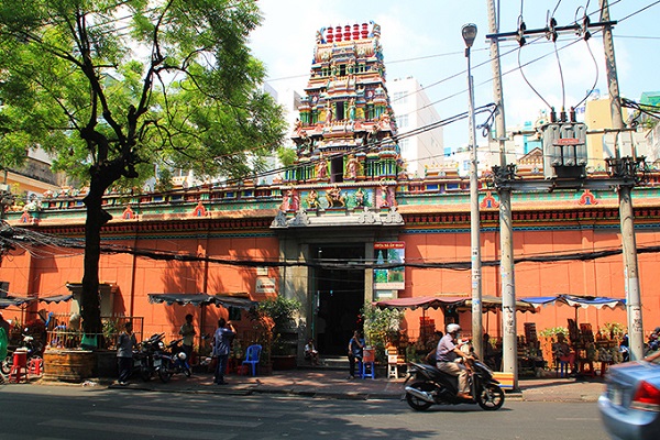 Đền bà Mariamman  Đền bà Mariamman hay còn gọi là chùa Bà Ấn. Đây là ngôi đền Hindu giáo của người gốc Ấn ở Sài Gòn. Ngôi đền có lối kiến trúc độc đáo và những câu chuyện bí ẩn, được xây dựng vào những năm đầu thế kỷ 20 bởi một số người Ấn Độ di cư sang Việt Nam.  Địa chỉ: 45, Trường Định, phường Bến Thành, Quận 1.