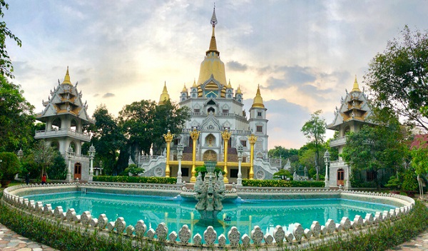 Chùa Bửu Long  Chùa có kiến trúc Ấn Độ với tháp cao dát vàng và được xây dựng từ năm 1942, đây cũng là một trong những ngôi chùa phái Nam tông đẹp nhất miền Nam. Tổng diện tích của chùa rộng hơn 8 ha, nằm ở một ngọn đồi phía tây sông Đồng Nai, thuộc Công viên Lịch sử văn hóa dân tộc. Ảnh: Thiên Chương.