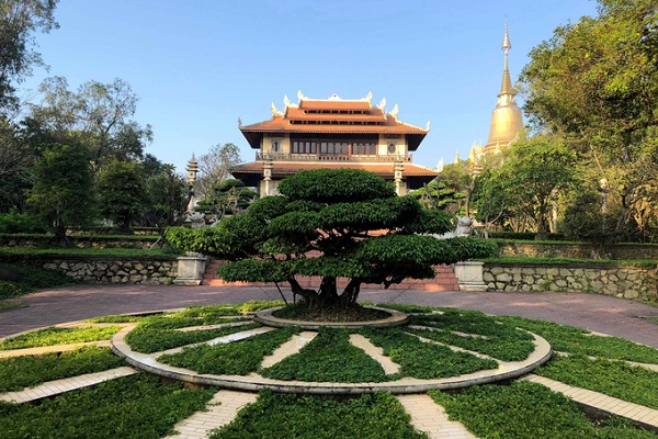 Đến chùa, ngoài việc chiêm bái, lễ Phật, khách hàng hương có thể đi dạo bên trong khuôn viên với nhiều cây xanh, thoáng mát hoặc ngắm Sài Gòn và các tỉnh lân cận từ trên cao.  Tên ngôi chùa dễ nhầm lẫn với một khu du lịch ở Biên Hòa (Đồng Nai), bạn nên tìm hiểu kỹ đường đi trước khi khởi hành. Ảnh: Thiên Chương.  Địa chỉ: 81, Nguyễn Xiển, Long Bình, Quận 9.