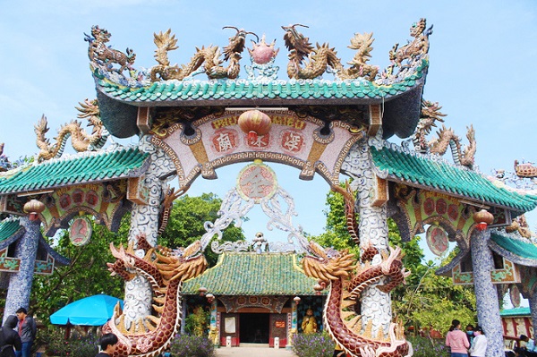 Miếu Nổi  Miếu còn có tên gọi khác là Phù Châu. Đây là địa chỉ cầu duyên, tạ lễ nổi tiếng của người Sài Gòn. Vì miếu nằm giữa sông, bạn phải đi đò mới có thể đến được.  Ngôi miếu này được xây dựng cách đây hơn 300 năm, có sự kết hợp hài hòa giữa kiến trúc Trung Hoa và Việt Nam, với nhiều chi tiết trang trí hình rồng làm bằng sứ kỳ công ngay từ cổng chùa. Ảnh: Vi Yến.