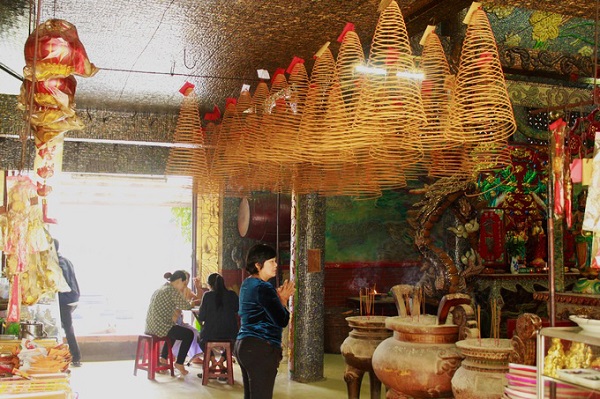Người dân thường đến đây vào dịp cuối năm để trả lễ hoặc ngày đầu năm để cầu làm ăn, bình an. Ảnh: Vi Yến.  Địa chỉ: 420/2, Nguyễn Thái Sơn, phường 5, Gò Vấp.
