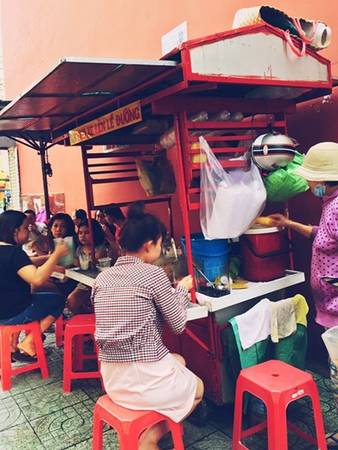 Chè ba màu Xe chè ba màu trên đường Nguyễn Phi Khanh (quận 1) trước đây được gắn mác “chảnh” do chủ quán có phong thái phục vụ chậm rãi, dù cho đông khách, có người giục. TP HCM có muôn vàn quán chè, nhưng những người sành ăn thường nhắc đến xe chè này đầu tiên. Bởi chè ở đây có vị ngọt thanh, hạt đậu mềm vừa đủ. Xe chè chỉ bán những món truyền thống như chè đậu đen, đậu đỏ, ba màu, bánh lọt... giá 10.000 đồng một ly. Ảnh: Phú Nguyễn.
