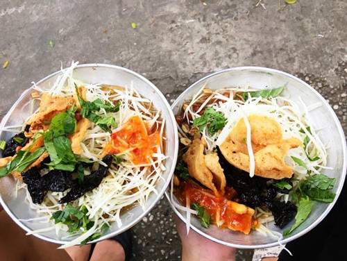 Gỏi khô bò công viên Lê Văn Tám Xe gỏi nhỏ đường Võ Thị Sáu, công viên Lê Văn Tám thuộc hàng đông đúc nhất Sài Gòn. Không có bàn ghế, không người giữ xe, thực khách vây quanh xe gỏi bò đợi mua phần mình xong thì ngồi bệt dưới gốc cây, hay ngồi cả trên xe máy để thưởng thức. Món gỏi ngon là nhờ hương vị của thứ nước chua ngọt chan lên. Ngoài các thành phần quen thuộc của món gỏi bò khô như đu đủ, gan, bò khô... ở đây còn có những miếng bánh bột chiên giòn, ăn gần giống phồng tôm. Khách đông, cô chủ luôn tay sắp cho đủ các thành phần ra đĩa hoặc túi để khách mua mang về. Xe gỏi bán từ 2h chiều đến 9h tối, giá 16.000 đồng một đĩa. Ảnh: Tiên Trần.