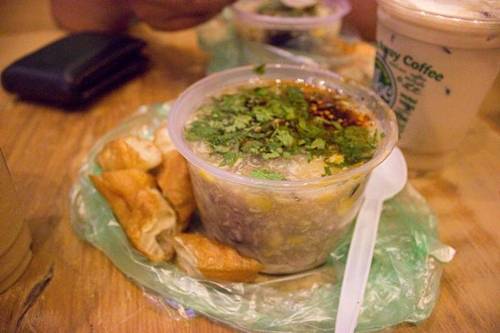 Súp cua Nguyễn Văn Tráng Xe súp cua ở đường Nguyễn Văn Tráng được gọi vui là “súp hành chính” vì chỉ bán trong giờ hành chính, đến 6h chiều cho dù chưa bán hết vẫn dọn hàng, nghỉ thứ 7 và chủ nhật. Chiếc xe nhỏ được thiết kế để đựng nồi súp lớn và toàn bộ đồ nghề. Nồi súp có bắp, nấm, cua xé, trứng. Các nồi nhỏ đựng óc heo, trứng bắc thảo… cho thực khách muốn ăn thêm. Một nét đặc biệt nữa là ở đây bán quẩy để ăn kèm súp cua. Giá một phần từ 25.000 đến 35.000 đồng. Ảnh: Phượng Phan.