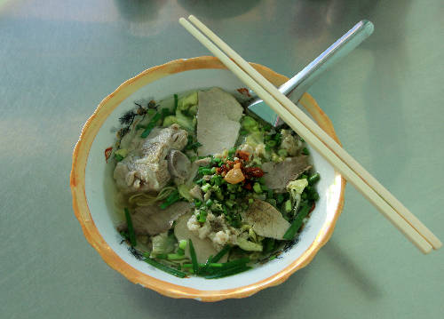 Sợi mì thảy ráo nước, ăn kèm sườn non và tóp mỡ
