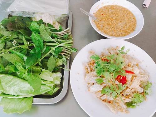 Gỏi cá mai - Món ngon Vũng Tàu ăn kèm rau sống và bánh tráng