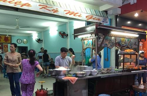 Mì thảy: Quán mì sườn Nghiệp Ký lâu đời thường được người địa phương gọi là “mì thảy”, vì kỹ năng biểu diễn “thảy” mì của chủ quán. Mì được chia thành từng vắt đều nhau, cho vào chiếc vợt chuyên dụng để trụng nước sôi. Vừa trụng, đầu bếp vừa thảy lên không trung mấy vòng cho ráo nước trước khi cho vào tô. Ảnh: Mộc Yên.