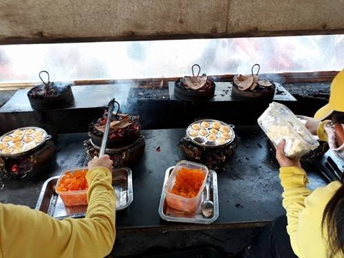 Bánh sắp chín thì bỏ viên trứng muối vào, chỉ 5 phút là đã có một mẻ bánh mới ra lò. Giá một hộp là 25.000 đồng, nếu thêm chà bông (ruốc) là 30.000 đồng. Ảnh: Dung Rùa.
