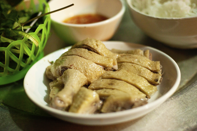 Bún ngan Hàng Cân  Hàng ngan nhỏ tọa lạc trên phố Hàng Cân vốn nổi tiếng là điểm phục vụ ăn tối. Đến đây khách có thể gọi suất ăn một người với giá từ 35.000 đồng hoặc nếu đi theo nhóm, bạn có thể gọi suất ăn giá từ 140.000 đồng với đĩa ngan chặt miếng. Nước dùng ngọt thanh, thơm nức nhưng có nhiều váng mỡ. Ngan được chặt thành miếng vừa ăn, thịt chắc và ngọt. Bên trong tô bún còn có nhiều măng cắt sợi dài.