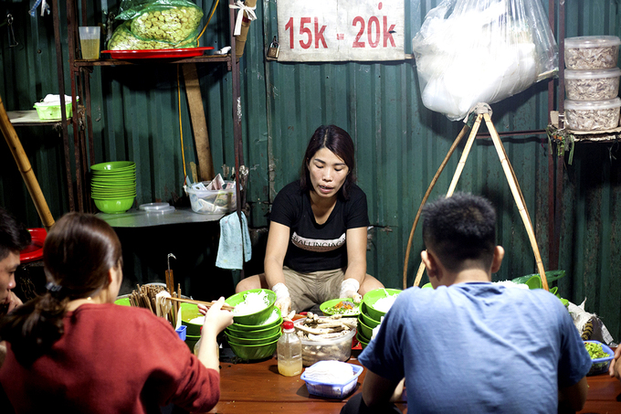Bún riêu sụn Nguyễn Thiệp  Như các quán ăn khác trong phố cổ, không gian bán bún riêu sụn trên đường Nguyễn Thiệp khá nhỏ. Con đường này cũng có nhiều quán bán món tương tự nhưng điểm dễ nhận diện quán này là các thực khách đông đúc ngồi ăn trên bàn ghế thấp, bếp được bày gần chỗ ngồi của khách, có một chiếc gánh đựng các đồ nấu nướng.