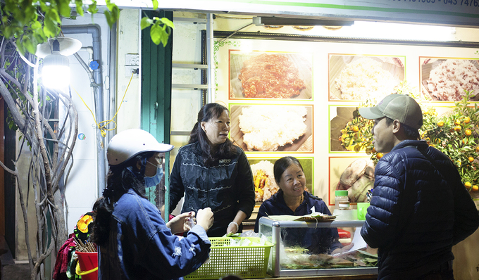 Bánh khúc cô Lan  Tiệm ăn nằm trên đường Nguyễn Công Trứ, quận Hai Bà Trưng. Trước đây, người Hà Nội thường quen với tiếng rao "Ai bánh khúc nóng đây" vào buổi đêm khuya. Nhưng hiện tại, món ăn dân dã này còn được nhiều người ưa chuộng cho bữa sáng. Quán mở cửa cả ngày nên bạn có thể dễ dàng tìm đến đây vào bất cứ thời điểm nào.