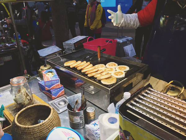 Hotteok (bánh pancake kiểu Hàn Quốc)  Bánh pancake kiểu Hàn hay còn gọi là Hotteok hấp dẫn nhờ lớp vỏ giòn tan bên ngoài quyện với phần nhân đường ngọt lịm bên trong, có màu vàng óng bắt mắt. Món ăn được lòng hầu hết thực khách từ người già đến trẻ nhỏ. Giá cho một chiếc bánh dao động từ 2.000 won.