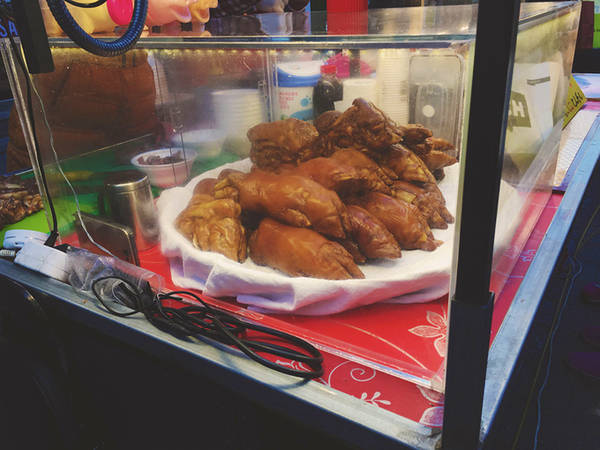 Jokbal (chân giò heo) Đây là món ăn phổ biến trên nhiều con đường ở Hàn Quốc, dành cho những ai thích uống rượu vào buổi đêm. Món chỉ đơn giản là chân giò heo được nấu với nước tương và gia vị pha theo công thức riêng. Ngoài ra, nhiều nơi còn ăn jokbal kèm với mì sợi. Trong tiết trời se lạnh buổi tối, thưởng thức miếng chân giò sần sật có vị mặn vừa phải kèm thêm chén rượu soju là trải nghiệm mà bạn không nên để lỡ. Giá cho một phần 2 người ăn dao động từ 10.000 won (khoảng 200.000 đồng) tùy suất lớn nhỏ.