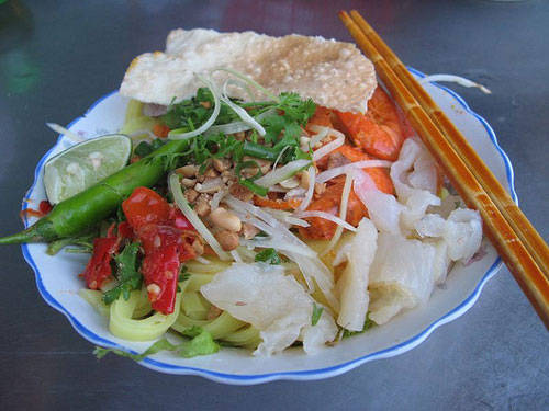 Tô mì Quảng vào mùa sứa có hương vị phong phú hơn