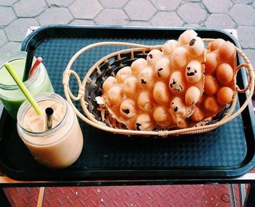 Bánh trứng gà non Hong Kong Một phần bánh trứng gồm cả một “ổ” trứng với nhiều loại nhân khác nhau như phô mai, xúc xích được làm từ máy chuyên dụng. Thực khách có thể chọn các loại nhân trong ổ bánh, ăn mềm hoặc giòn. Lớp vỏ bánh xốp, thơm mùi trứng. Một phần bánh có giá 40.000 đồng. Ảnh: Lozi.