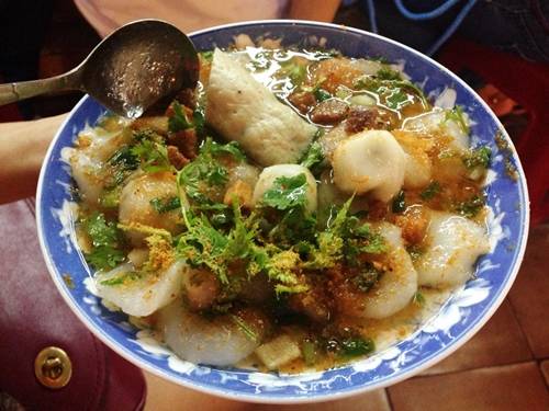 Bánh bèo thập cẩm món ăn Bến Thành - Ở cửa Tây và cửa Đông chợ Bến Thành đều có các quán bánh bèo thập cẩm mang hương vị Huế rất đông khách