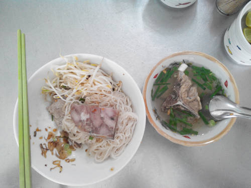 Tô hủ tiếu patê đơn giản ăn kèm bát nước lèo. Ảnh: Trần Linh Tuấn