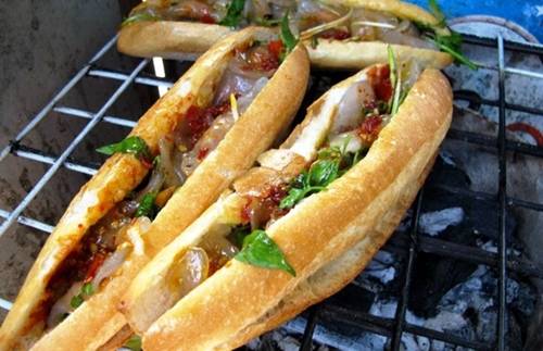 Bánh mì kẹp bột lọc món ăn Quảng Bình độc đáo tại chợ Đồng Hới