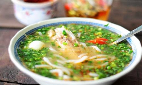 Cháo canh món ăn Quảng Bình với nước dùng từ cá tôm thịt nạc