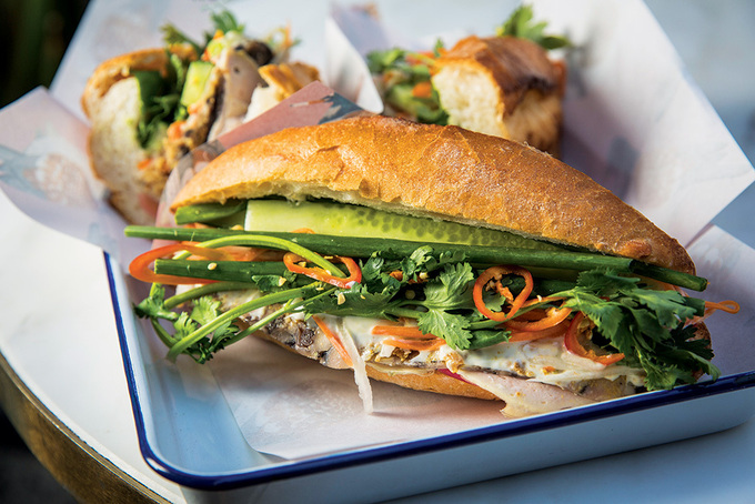 Bánh mì thường được nướng qua, kẹp thịt, pa tê, các loại rau củ. Món bánh mì kẹp được truyền thông quốc tế nhiều lần vinh danh là "món ăn đường phố ngon nhất thế giới", "món sandwich ngon nhất thế giới"... Đến Hà Nội, du khách có thể thấy các hàng bánh mì ở mọi con đường, góc phố vào buổi sáng.