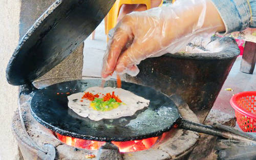 Bánh ép là sự biến tấu từ nguyên liệu chính là bột lọc và nhiều thứ nhân khác nhau như thịt bò khô, pa tê, thịt, trứng