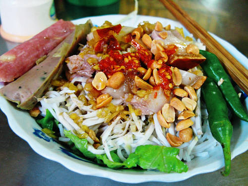 Bún mắm gồm 2 thành phần chính đó là bún và mắm