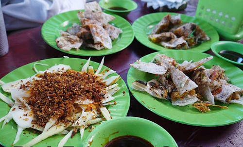 Bánh tráng kẹp:  Đây là một biến tấu của món bánh tráng nướng, nhưng lớp nhân phong phú hơn và thứ nước chấm riêng biệt của chủ quán làm nên sức hút khiến quán bánh tráng kẹp vỉa hè luôn nườm nượp khách. Các loại bánh tráng kẹp đồng giá 10.000 đồng một đĩa như: bánh kẹp pate, bánh kẹp bò khô, bánh kẹp mực, bánh kẹp ốp-la& Quán nằm ở ngã tư Nguyễn Thị Minh Khai và Tô Hiến Thành, bán từ 3h chiều trở đi. Ảnh: HiQuyNhon