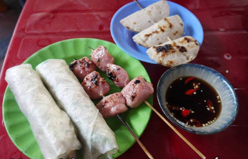 Nem chả nướng - bánh cuốn: Nhắc đến đặc sản vùng đất võ không thể không kể đến nem và chả. Biến tấu thành món ăn vặt, nem chả thường được xiên que nướng, ăn kèm bánh cuốn - một món hơi giống gỏi cuốn. Nem có vị chua chua ngọt ngọt, ăn cùng nước chấm nhiều ớt, tạo vị đậm đà khó quên. Một xiên nem giá 7.000 đồng, một đĩa bánh cuốn 8.000 -10.000 đồng. Địa chỉ gợi ý: quán nem nướng trên đường Hải Thượng Lãn Ông hoặc khu ăn vặt Phan Bội Châu. Ảnh: HiQuyNhon