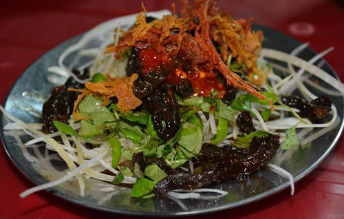 Gỏi khô bò: Món ăn vặt được trộn từ đu đủ xắt sợi, khô bò và các gia vị khác tạo nên vị cay đặc trưng . Nếu là khách du lịch đến Quy Nhơn lần đầu, bạn nên thử món này và nhắc chủ quán nêm ớt vừa khẩu vị, bởi các món ăn ở đây rất cay. Một đĩa khô bò giá 8.000 -10.000 đồng tại đường Phan Đình Phùng, Nguyễn Công Trứ hoặc hẻm ăn vặt Trần Độc. Ảnh: Má Lúm