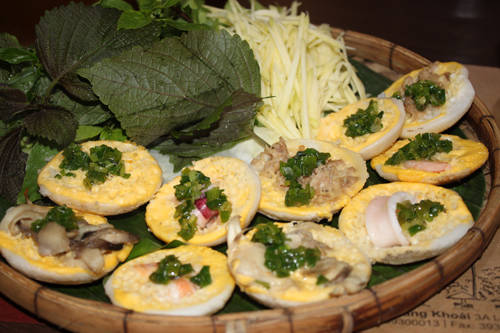 Bánh căn ngon nức tiếng món ăn vặt Nha Trang hút khách