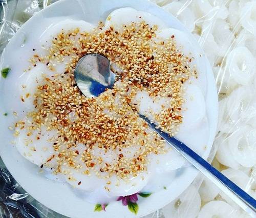 Bánh bèo ngọt Bánh bèo ngọt ăn kèm nước cốt dừa, giá 10.000 đồng một đĩa, chỉ bán đến 17h ở vỉa hè đường Phan Chu Trinh. Ảnh: Ngọc Điệp.