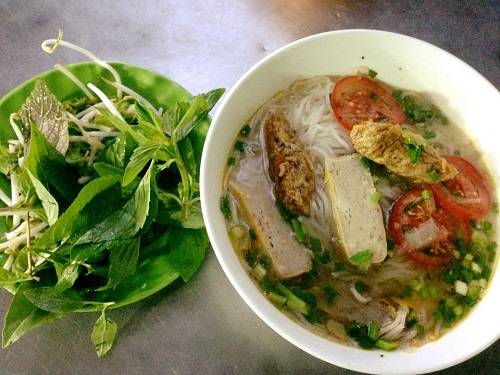 Bánh canh chả cá được bán ở nhiều vỉa hè